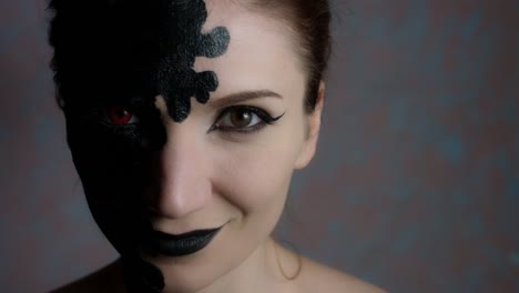 4-k-Aufnahme-einer-Frau-mit-Halloween-Make-up-Lächeln-böse