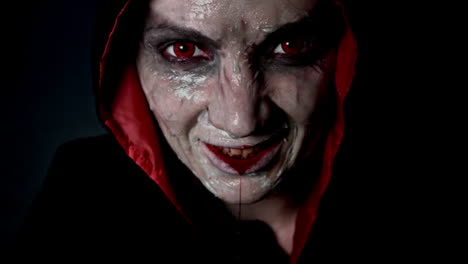 Dispara-a-4k-de-un-modelo-de-Halloween-de-terror-con-sonrisa-sangrienta-mal