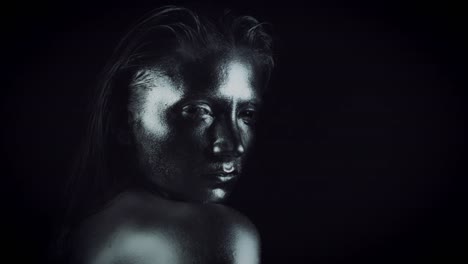 4K-Horror-mujer-con-maquillaje-metálico-Plata-mirando-mal