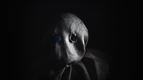4K-Horror-Vogelscheuche-mit-Sackleinen-Maske-erscheint-von-dunkel