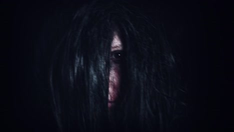 4K-Horror-Creepy-Woman-Shaking-Weird,-zoom-out