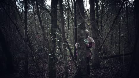 4K-Horror-Vogelscheuche-mit-Sackleinen-Maske-versteckt-im-Wald