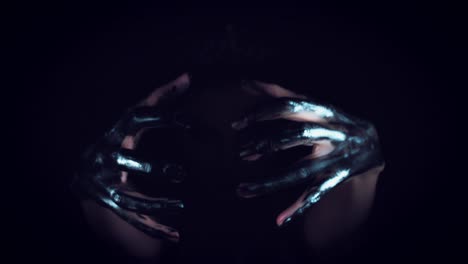 4K-Halloween-Horror-Woman-Posing-mit-schwarzen-Händen