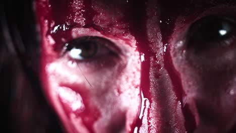 4K-Horror-blutige-Frau-close-up-Augen