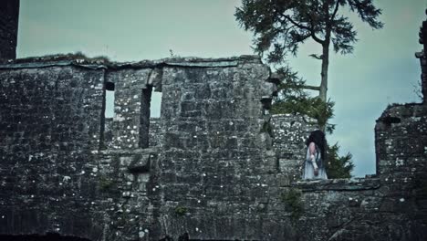 4-k-Horror-Psycho-mujer-caminando-en-el-castillo-abandonado