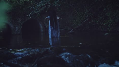 4K-Horror-Frau-gestikulieren-im-Fluss