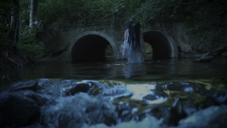 4K-Horror-mujer-caminar-solo-en-el-río-oscuro