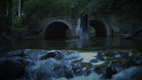 4K-Horror-Frau-allein-zu-Fuß-In-den-Fluss-der-Finsternis