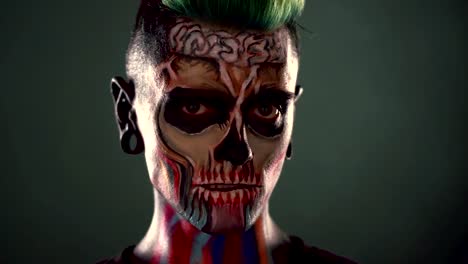 Aufnahmen-von-Mann-mit-farbigen-Zombie-Make-up