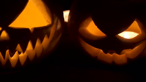 Dos-calabazas-están-sobre-la-mesa,-y-están-quemando-velas-alrededor.-Diseño-de-arte-de-Halloween.