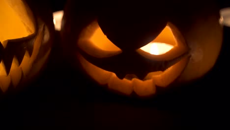 Dos-calabazas-están-sobre-la-mesa,-y-están-quemando-velas-alrededor.-Diseño-de-arte-de-Halloween.