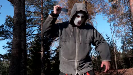 Mann-in-scary-Halloweenmaske-mit-machete