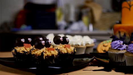 Muffins-mit-Puderzucker,-Hut-und-Beine.-Leckere-Muffins-wie-Hexe.-Halloween-Konzept