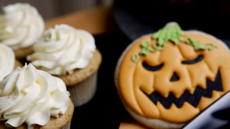 Muffins-mit-Puderzucker,-Hut-und-Beine.-Leckere-Muffins-wie-Hexe.-Halloween-Konzept