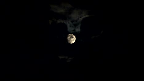 Wolken-von-Mond-in-der-Nacht.-Vollmond-in-der-Nacht-mit-Cloud-Real-Time.-Details-auf-der-Oberfläche-sichtbar