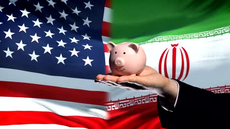 Inversión-de-los-Estados-Unidos-en-Irán,-poniendo-dinero-en-piggybank-fondo-bandera-de-mano