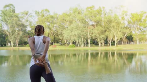 Junge-asiatische-Frau-Yoga-im-Freien-bleiben-Sie-ruhig-und-meditiert-beim-Üben-von-Yoga,-die-innere-Ruhe-zu-erkunden.-Yoga-und-Meditation-haben-gute-Vorteile-für-die-Gesundheit.-Yoga-Sport-und-gesunde-Lifestyle-Konzept.