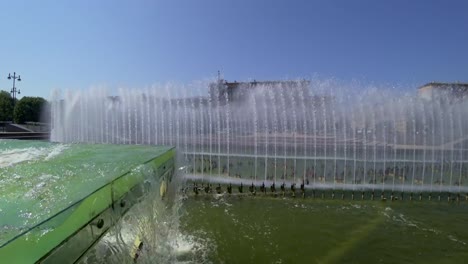 Brunnen-komplexe-Moskovskaya-Platz-in-St.-Petersburg-im-Sommertag.