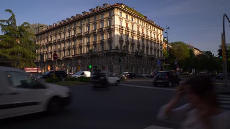 Italia-al-atardecer-Milán-ciudad-tráfico-cruce-calle-panorama-4k