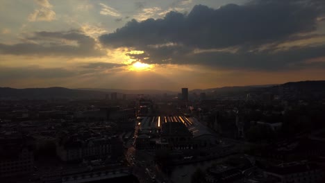 paisaje-de-zurich-Suiza-sunset-sky-tren-panorama-aéreo-de-la-estación-4k