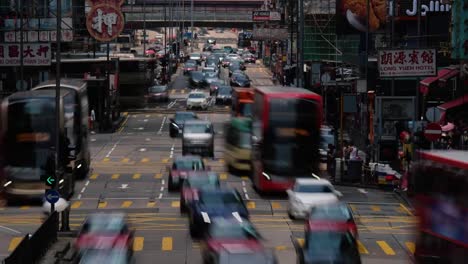 Zeitraffer-der-belebten-Straße-mit-Verkehr-und-Fußgänger-von-Mong-Kok-in-Hongkong.