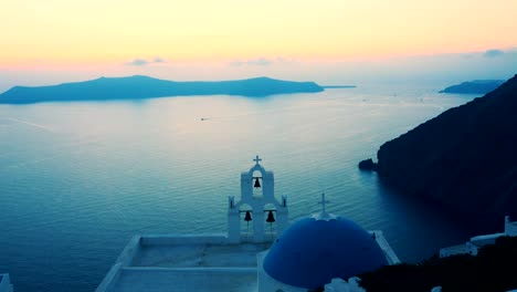 Sonnenuntergang-an-der-berühmten-drei-Glocken-in-Fira,-santorini