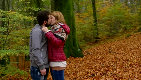 romántico-beso-entre-jóvenes-amantes-en-el-bosque-en-otoño-romance,-besos,-naturaleza