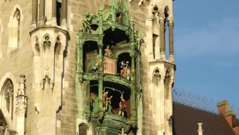 Clock-of-The-New-Town-Hall-(Neues-Rathaus),-Munich,-Germany