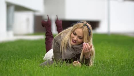 schöne-blonde-Mädchen-im-park