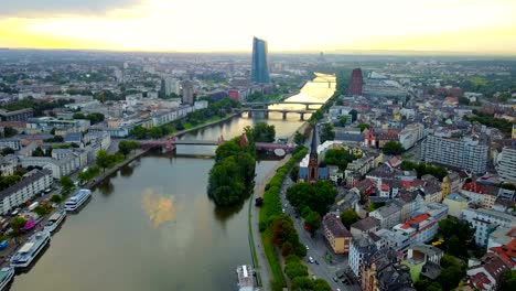 Luftaufnahme-der-Stadt-Frankfurt-mit-Fluss-und-Wolkenkratzer-bei-Sonnenaufgang