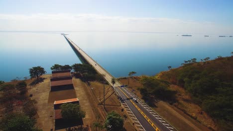 Larga-carretera-cruzando-un-puente-sobre-un-río.