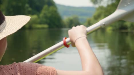 Junges-Mädchen-an-einem-wunderschönen-See-im-sonnigen-Wasser-Kanu