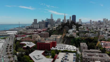 Toma-aérea-Drone-volando-hacia-atrás-desde-la-ciudad-hasta-el-puerto-de-San-Francisco,-California