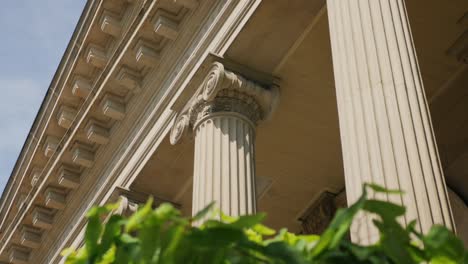 Seguimiento-Dolly-Shot-de-columnas-romanas-en-un-edificio-de-Pittsburgh