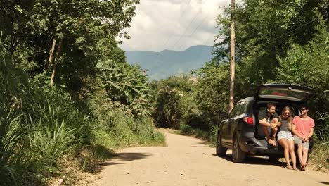 Tres-amigos-de-viaje-de-la-carretera