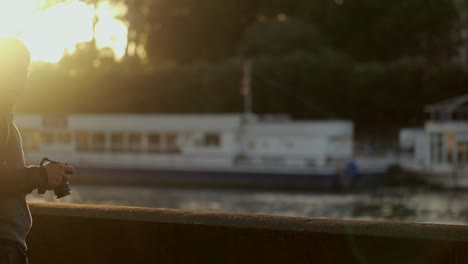 Fotografieren-am-Ufer-der-Seine-in-Paris-auf-einen-wunderschönen-Sonnenaufgang