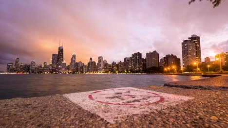 Dramatische-Wolken-Rollen-über-das-Wasser-des-Lake-Michigan-in-der-Nähe-von-North-Avenue-Beach-und-fahren-in-Richtung-Innenstadt.