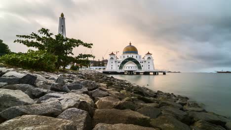 Wunderschönen-Sonnenaufgang-auf-Malakka-Meerenge-schwimmende-Moschee