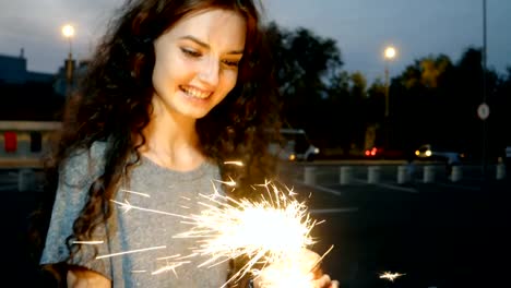 Teenager-Mädchen-Start-Wunderkerzen-In-der-Nacht-Straße-vor-Citylights