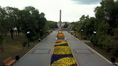 Blick-auf-öffentlichen-Garten-in-Magnitogorsk-Stadt,-Ort-der-Ruhe-und-zu-Fuß