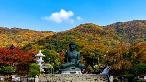 Zeitraffer-des-Herbstes-im-Seoraksan-Nationalpark,-Südkorea