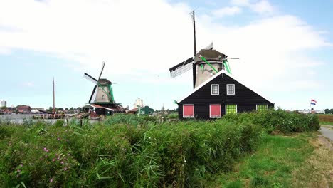 Iconic-Windmills-at-the-Zaanse-Schans-near-Amsterdam,-Holland