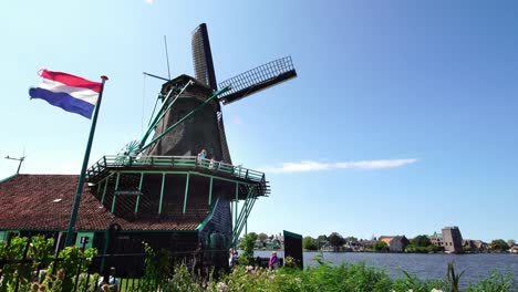 Visitantes-tomar-fotografías-de-los-tradicionales-molinos-de-Zaanse-Schans-cerca-de-Amsterdam,-Holanda