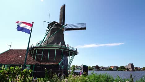 Turistas-toman-fotos-de-tradicionales-históricos-molinos-de-viento-en-el-Zaanse-Schans-cerca-de-Amsterdam,-Holanda