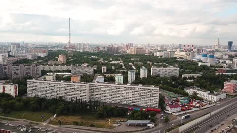 Moscú,-Rusia.-Vista-aérea-de-los-bloques-de-pisos,-la-central-eléctrica-y-la-torre-de-radio