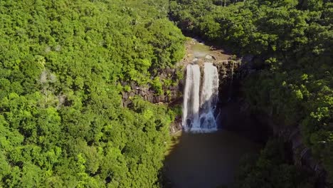 Luftaufnahme-des-Rochester-Falls-in-Mauritius.