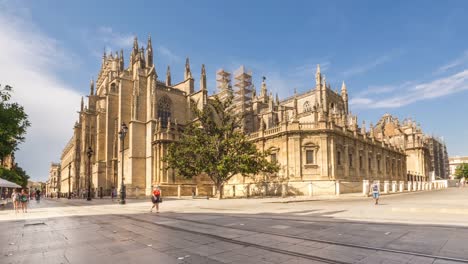 Timelapse-Stadt-und-Sevile-Kathedrale-von-Sevilla-im-Sommer,-Spanien