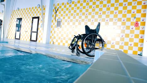 Disabled-man-gets-in-the-swimming-pool