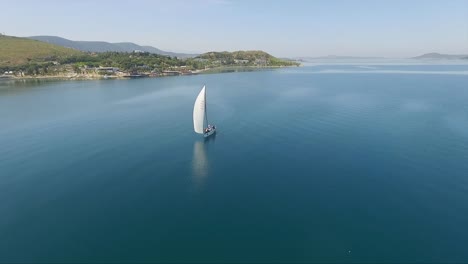 ein-einzelnes-Segelboot-mitten-auf-dem-Meer-in-izmir