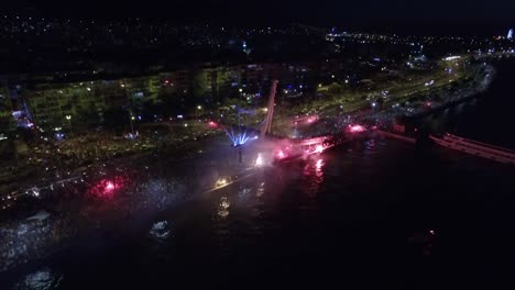 Celebration-von-brennenden-Fackel-durch-das-Meer